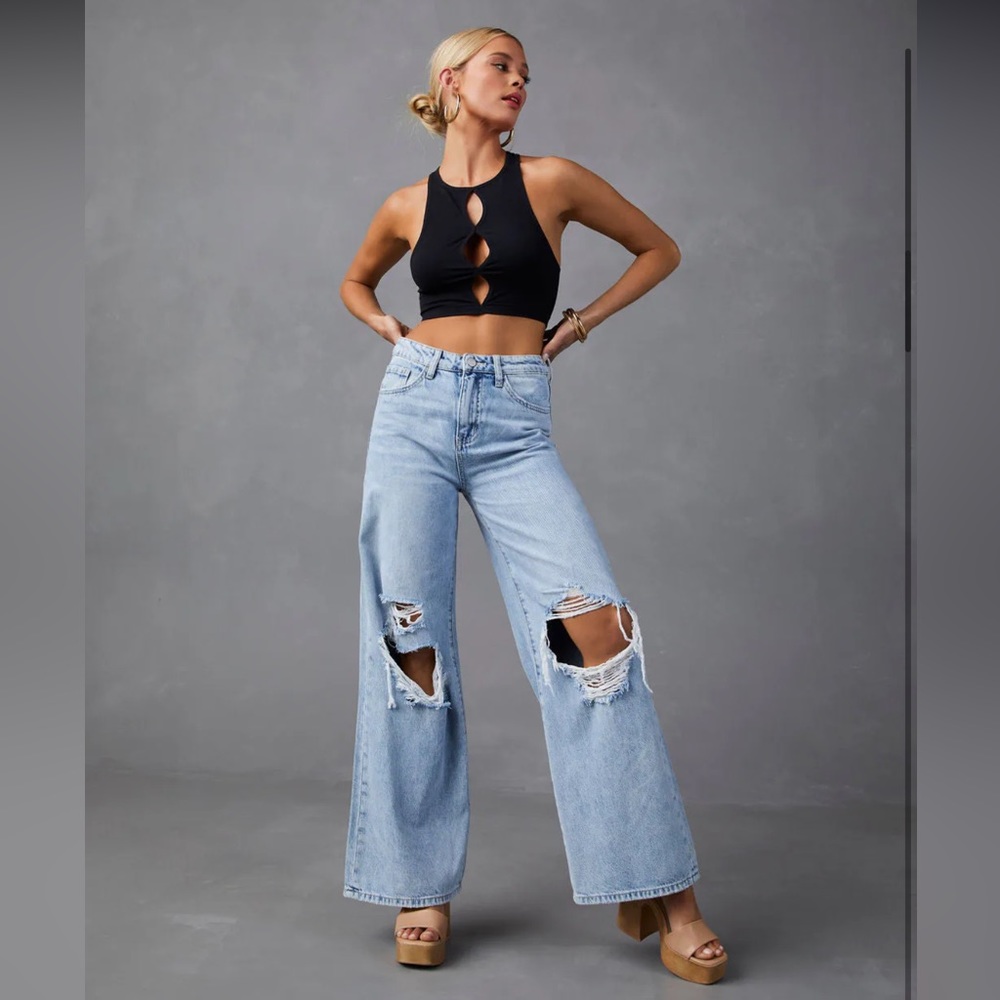 Cutout crop top 🖤 - Picture 2 of 5